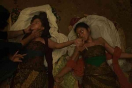 Mila (Maudy Effronsia) dan Ratih (Claresta Taufan) yang sedang mengalami teror dari Badarawuhi. Sumber foto: MD Pictures