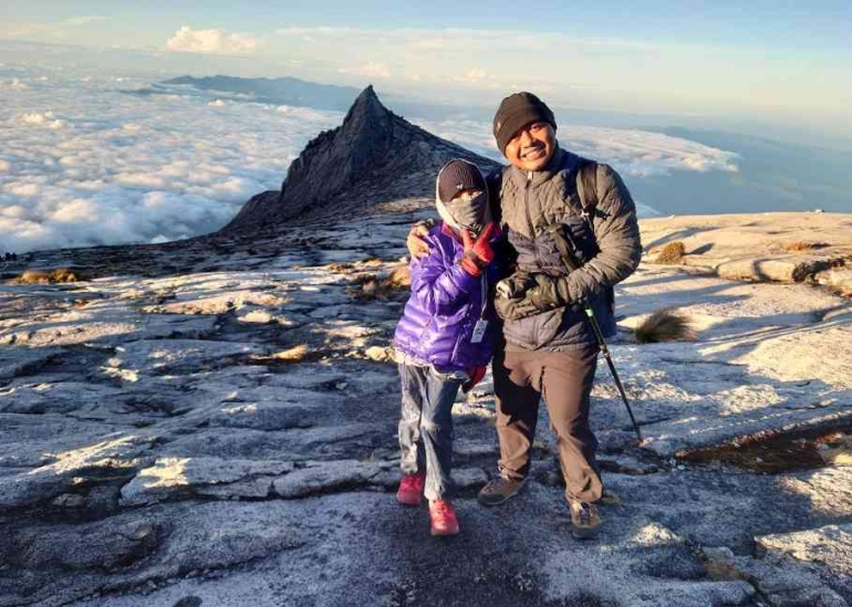 Saya dan anak perempuan saya di km 8.0, Gunung Kinabalu
