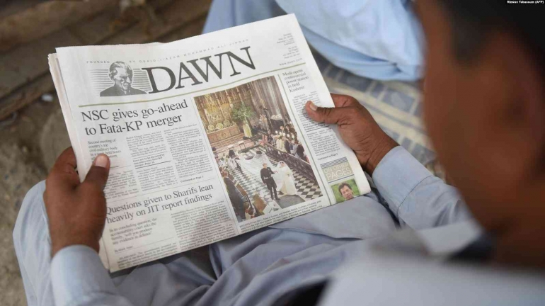 Seseorang sedang membaca surat kabar Dawn di Pakistan. Militer Pakistan sedang memperketat sensor media. | Sumber: rferl.org