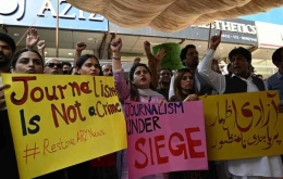 Wartawan Pakistan melakukan protes terhadap sensor. | Sumber: southasianvoices.org