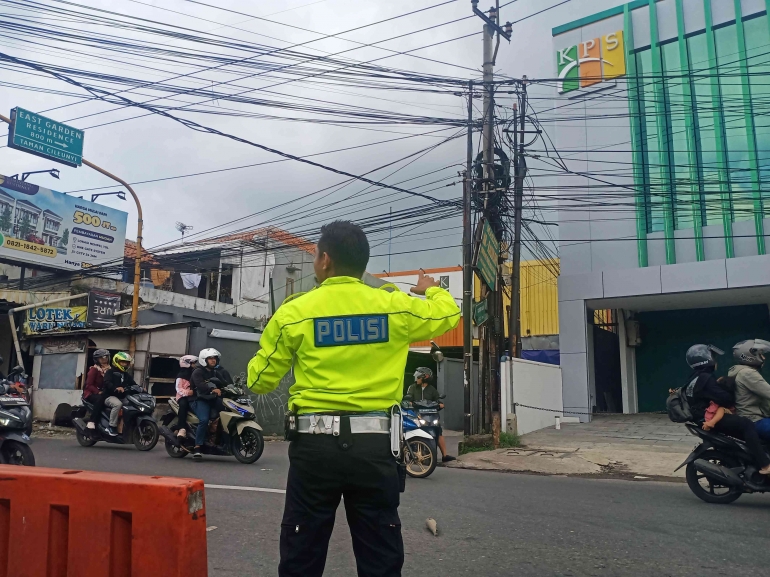 Petugas Polisi Atur Lalin Arus Balik Lebaran (Foto: Dok. Pribadi)
