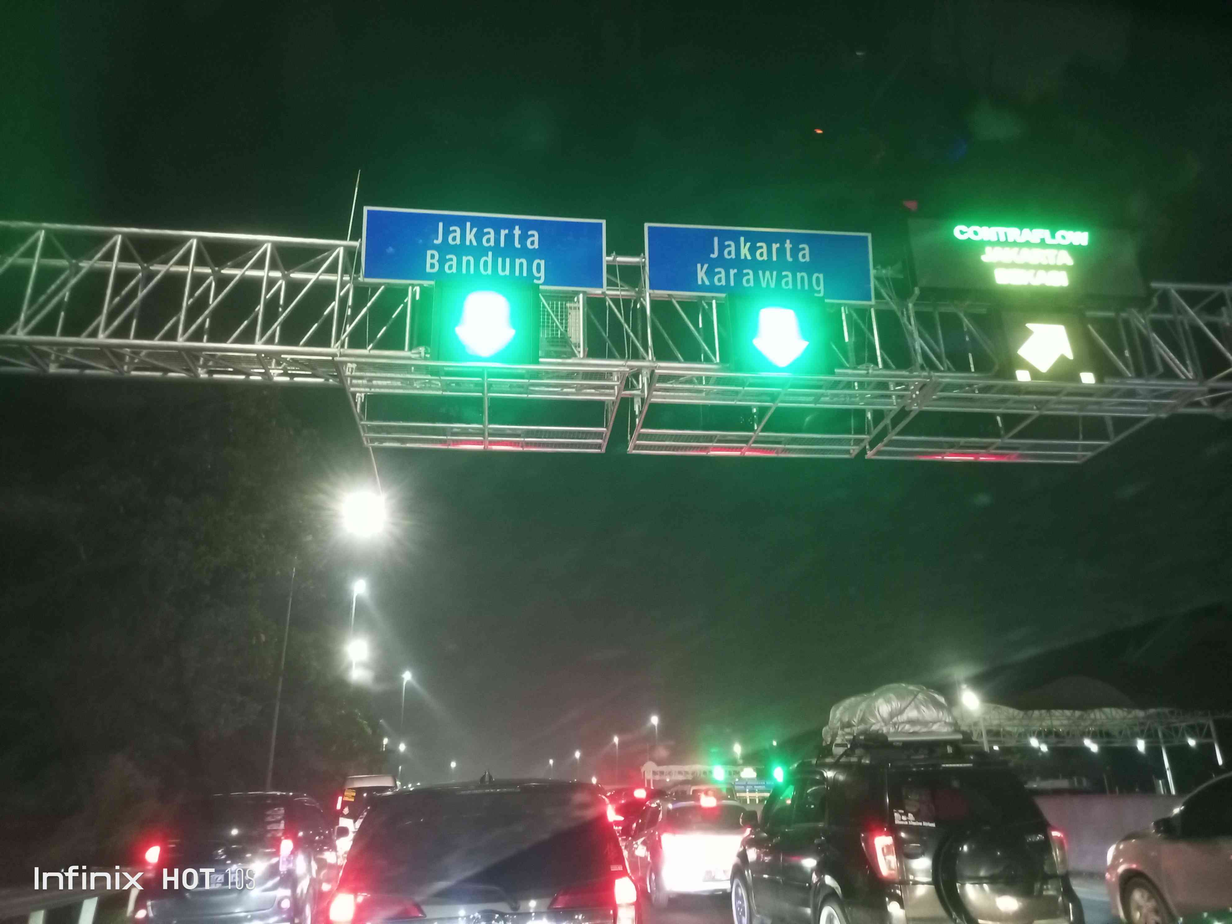 Kemacetan terjadi di jalur one way dan contraflow arah Jakarta. (Dokumentasi Pribadi)