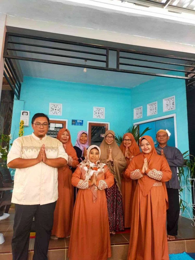 Silaturahmi ke rumah Ibu Pengawas | Foto: Siti Nazarotin 