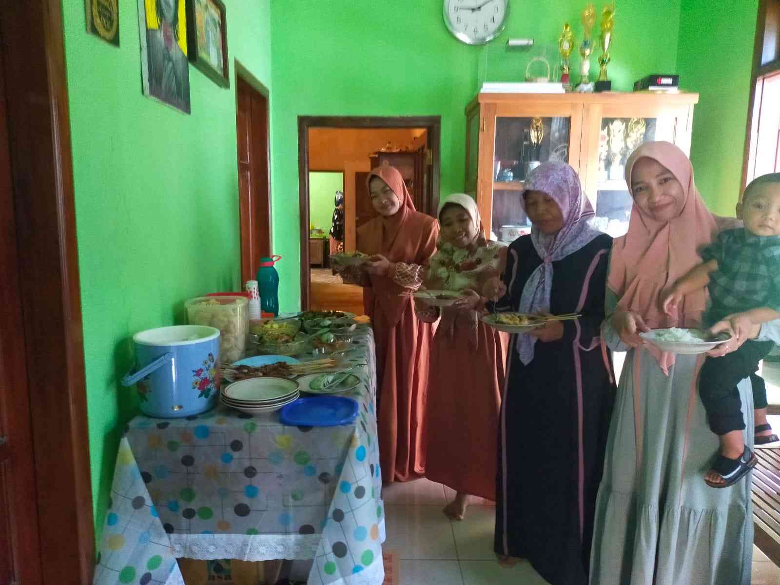 Makan bersama di rumah penulis | Foto: Siti Nazarotin 