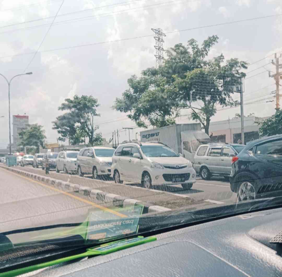 Lalu lintas masuk gerbang tol Madiun padat, sementara arah Terminal Madiun terlihat lapang (dokpri).