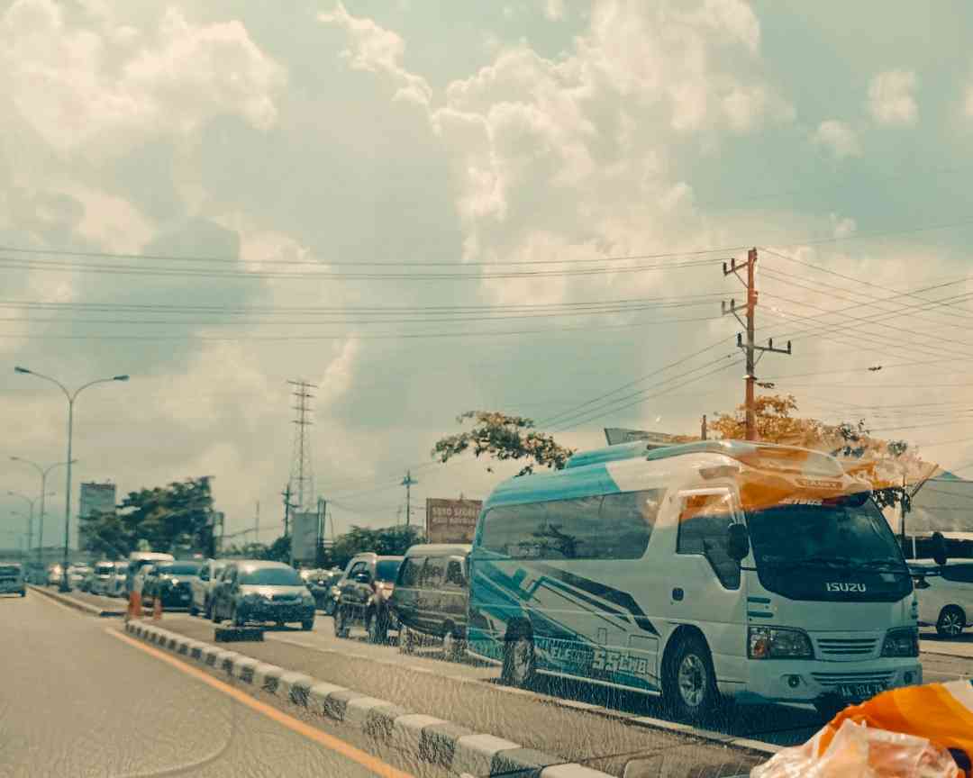 Arus lalu lintas arah barat, berlawanan dengan rute pulang mudik saya padat. Beruntung rute saya lancar (dokpri)