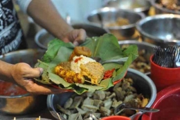 Ilustrasi nasi Jamblang, makanan khas dari Cirebon (Sumber: Kompas.com)