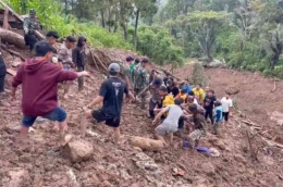 Aparat TNI, Polri dan warga mencari korban longsor di dusun Palangka, Tana Toraja. Sumber: repliknews