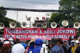 Massa aksi menuntut agar Presiden Jokowi ditumbangkan dan diadili di depan kantor KPU, Jakarta Pusat, (18/3/2024). (Kompas.com/XENA OLIVIA)