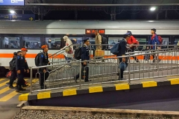 Petugas KA di Stasiun Lempuyangan bersiap melaksanakan tugas (foto: widikurniawan)