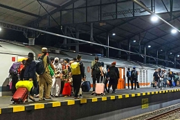 Penumpang arus balik lebaran 2024 di Stasiun Lempuyangan, Jogja (foto: widikurniawan)