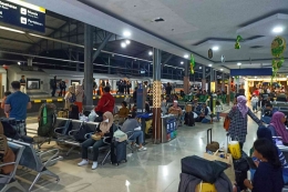 Suasana ruang tunggu di Stasiun Lempuyangan di H+3 lebaran 2024 (foto: widikurniawan)