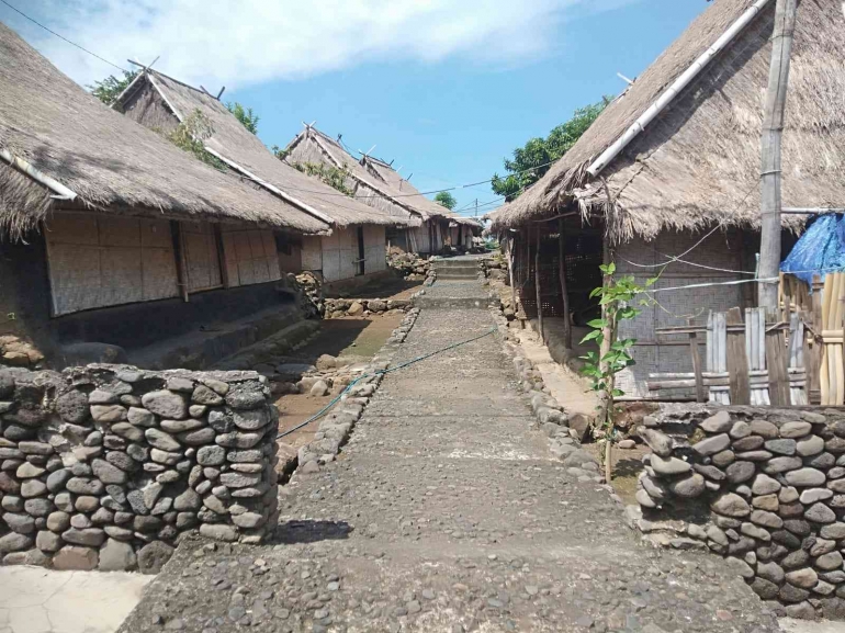 Suasana Rumah Adat Limbungan, Desa Perigi, Kecamatan Suela, Lombok Timur, NTB (Dokumen Pribadi)