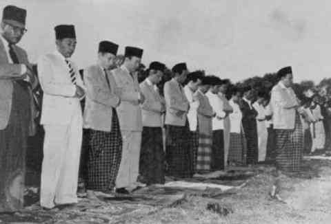 Pelaksanaa shalat Id. Kilas Balik 1962 (2): Kesaksian Tragedi Shalat Id Berdarah, nu.or.id.