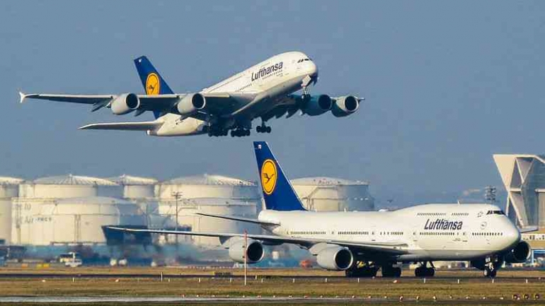 Pesawat Lufthansa Airbus A380 dan Boeing 747-8 di Bandara Frankfurt (Wikimedia Commons)