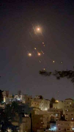 (serangan drone ke Israel yang terlihat dari Yordania, sumber gambar: BBC.com)