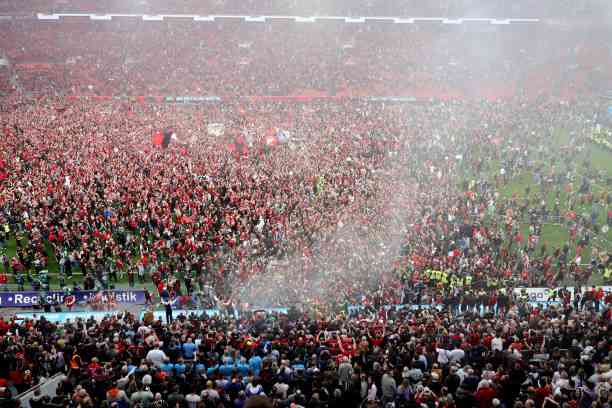 Suporter Bayer Leverkusen yang merayakan keberhasilan tim kesayangannya di Bay Arena. Sumber: getty images (Andreas Rentz)