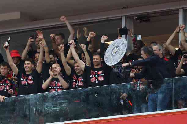 Xabi Alonso dan para pemain Leverkusen merayakan gelar juara Bundesliga pertama mereka. Sumber: getty images (Lars Baron)