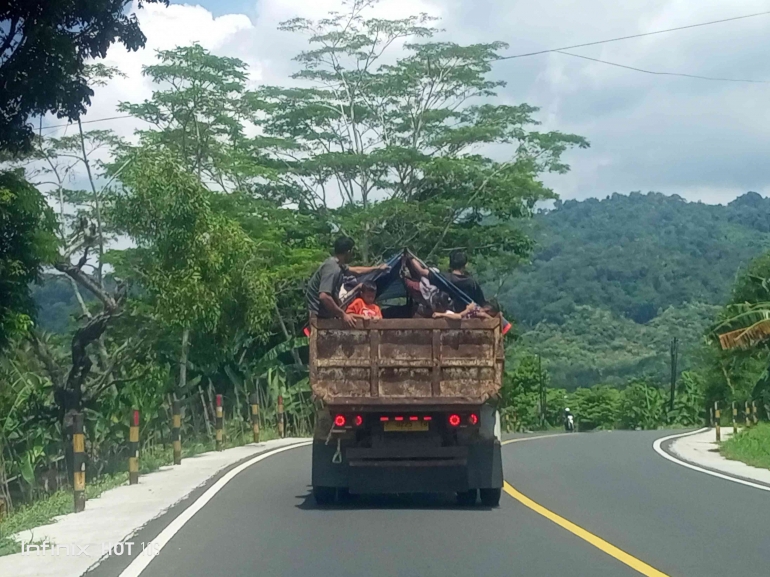 Selama perjalanan menuju Pangandaran tempat wisata, suasana di atas truk penuh dengan keceriaan dan kehangatan (dok. pribadi)