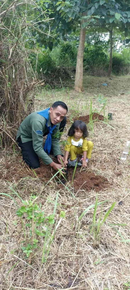 Penanaman Bibit Pohon Salam oleh Ketua RGA (Dokumentasi Penulis)