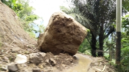 Batu besar menutup akses jalan kampung Palauk-Bo'ne-Busia  di Lembang Palesan. Sumber: dok. pribadi. 