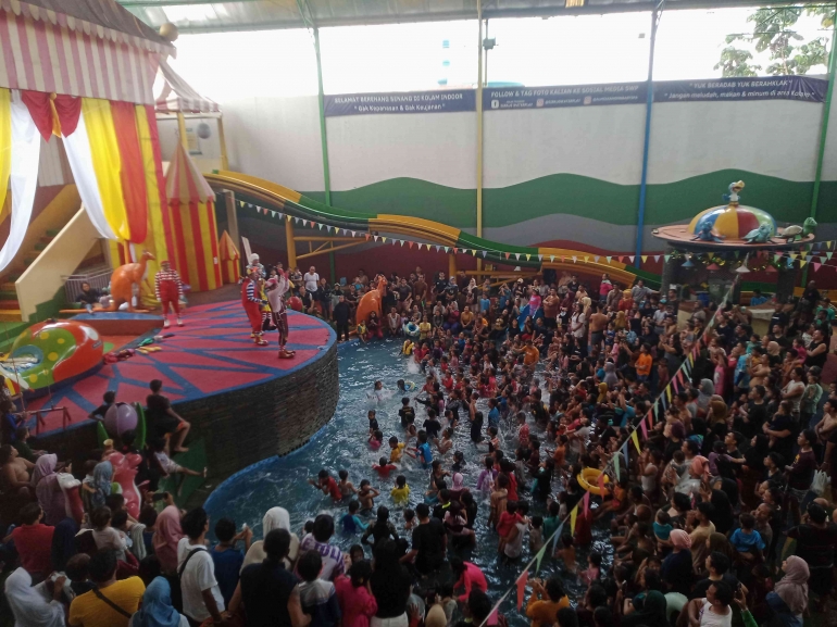 Pertunjukan Sirkus Badut Ramai Pengunjung. Foto: Raka Dian Pratama 