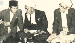 Ilustrasi KH Wahab Hasbullah (tengah) penggagas halal bihalal pada masa pemerintahan Presiden Soekarno (Sumber: Boombastis.com)