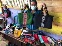 Lidwina Rema, perempuan penenun tradisional dari Desa Ensaid Panjang di Kalimantan Barat