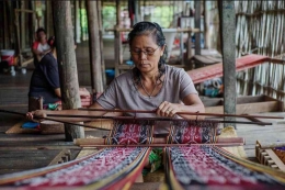 Perempuan penenun tradisional di Rumah Betang Ensaid Panjang