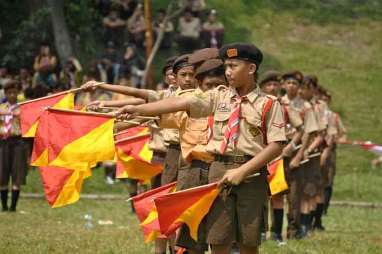 Ilustrasi : Anggota Pramuka sedang belajar Bendera Semaphore/Sumber : melalui Kompas.com (Shutterstock)