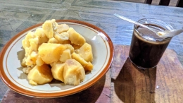Potret ubi rebus dengan kopi hitam khas Manggarai (dokumentasi pribadi)