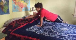 Anak yang mampu bekerja diminta untuk memasang seprei dan membereskan tempat tidurnya sendiri (dok foto: gaya.tempo.co)