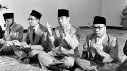 Ilustrasi Presiden Soekarno dan sejumlah tokoh politik duduk bersama dalam acara halal bihalal (Sumber: Tribunnews.com)