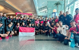 Diaspora Indonesia di Qatar berfoto dengan tim U-23 Indonesia ketika menyambut kedatangan skuad Garuda Muda di Bandara Internasional Hamad, Doha, Rabu (10/4/2024). (KBRI DOHA via Kompas.id)