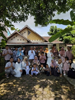 Merayakan Idul Fitri di rumah Mbah Buyut bersama keluarga di Purworejo (dokumen pribadi)
