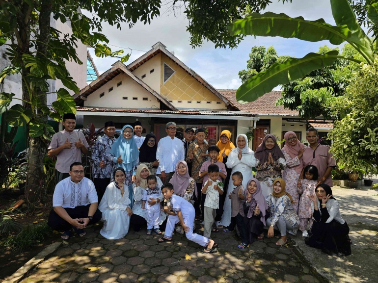 Merayakan Idul Fitri bersama keluarga di rumah Mbah Buyut di Purworejo (dokumen pribadi)