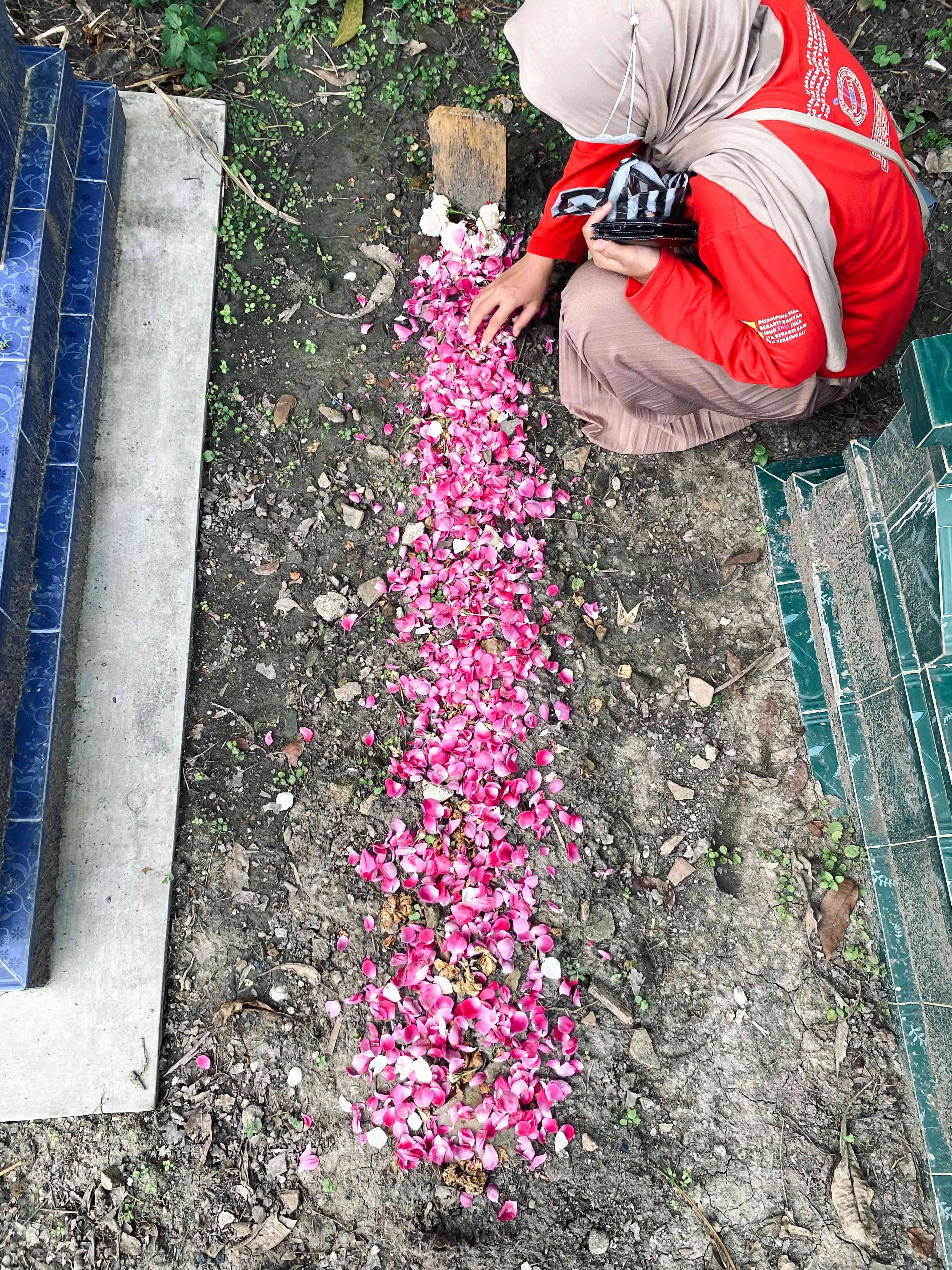 potret kakak saya disamping makam nenek saya/dokpri 