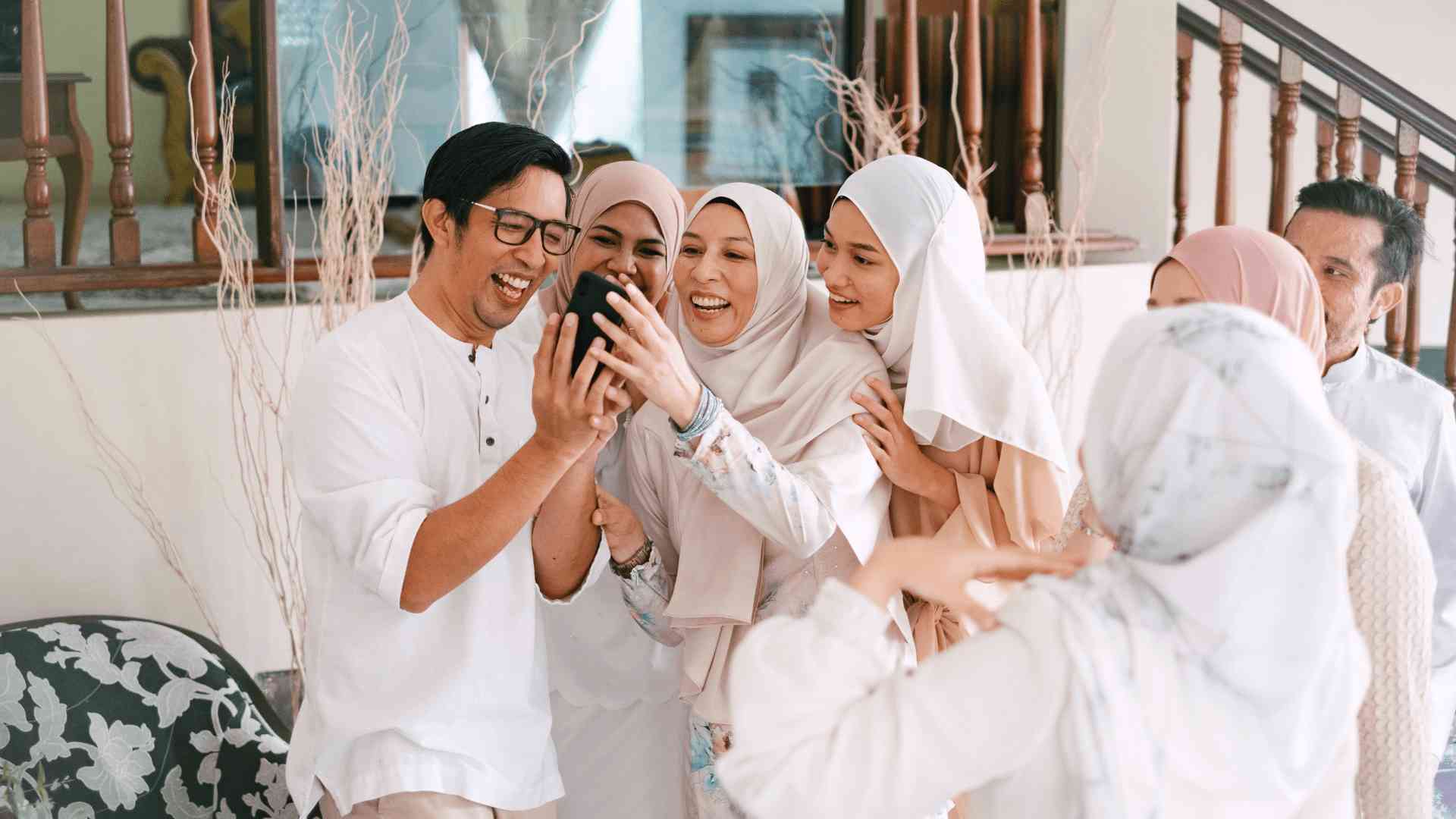 Keluarga Berfoto Bersama Merayakan Hari Raya Idul Fitri | Foto: Getty Images Signature 