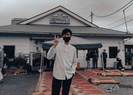 Daryl berpose di depan Masjid Al-Ikhlas Kandatsu, Ibaraki, Jepang pasca ibadah salat Idulfitri, Sabtu (22/04) tahun 2023 silam (Dokumentasi Pribadi Da
