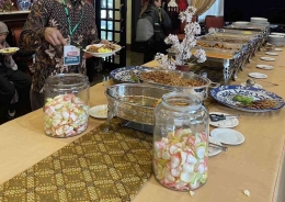 Makanan yang disajikan secara prasmanan di acara open house KBRI Tokyo pada Sabtu (10/04) (Dokumentasi Pribadi Ismi Fakhriya)
