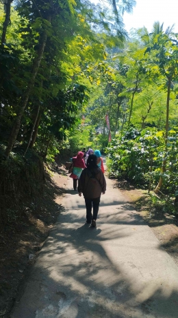 Jalan turun menuju Obyek Wisata Umbulan Tanaka Waterfall Malang | (Dokumentasi Pribadi)