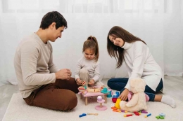 Ilustrasi orangtua bermain bersama anak. Sumber : https://www.offthewallkidz.com/blog/benefits-of-parent-child-playtime-at-indoor-play-centers