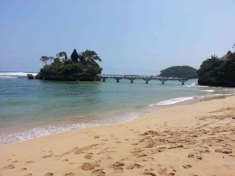 Pantai Balekambang Malang. (Foto: Wikipedia/Maulana Yusuf) 