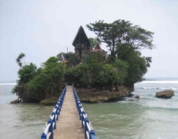 Pura kecil di atas pulau batu, 100 meter lepas pantai Balekambang. (Foto: Wikipedia/Utems)