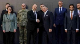 Perdana Menteri Ukraina Denys Shmyhal (tengah, kiri) bersalaman dengan Perdana Menteri Slovakia Robert Fico.|  Sumber: Ukrainska Pravda