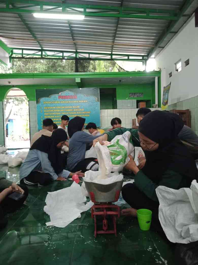 Panitia zakat menimbang dan mencatat jumlah zakat yang diterima (Sumber gambar : Dokumen Yunita Sekarning Tyas) 