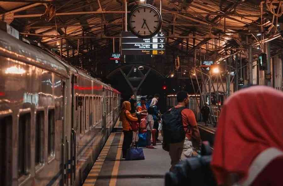 Ilustrasi Stasiun saat Mudik Lebaran. Foto: Pinterest/piknikdong