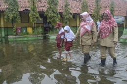 Ilustrasi--Sejumlah guru dan murid SDN 05 beraktivitas saat banjir di daerah Pondok Ungu, Kabupaten Bekasi, Jawa Barat, Senin (6/1/2020).(ANTARA FOTO/FAKHRI HERMANSYAH)