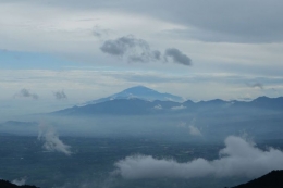 Panorama pegunungan dan gunung dari atas Papandayan. (Foto: Kompas.com/Luthfia Ayu Azanella via kompas.com) 