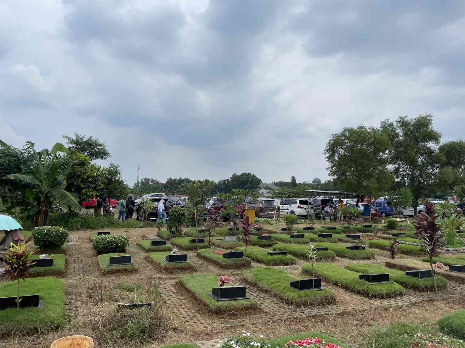 Suasana TPU Padurenan di hari kedua lebaran | Foto: Fadhillah Az Zahra